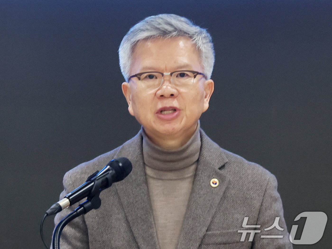 (서울=뉴스1) 황기선 기자 = 김택우 대한의사협회 회장이 10일 오후 서울 용산구 의협회관에서 정부의 의대 정원 증원 방안 등에 대한 입장을 밝히고 있다. 2026.2.10/뉴스 …