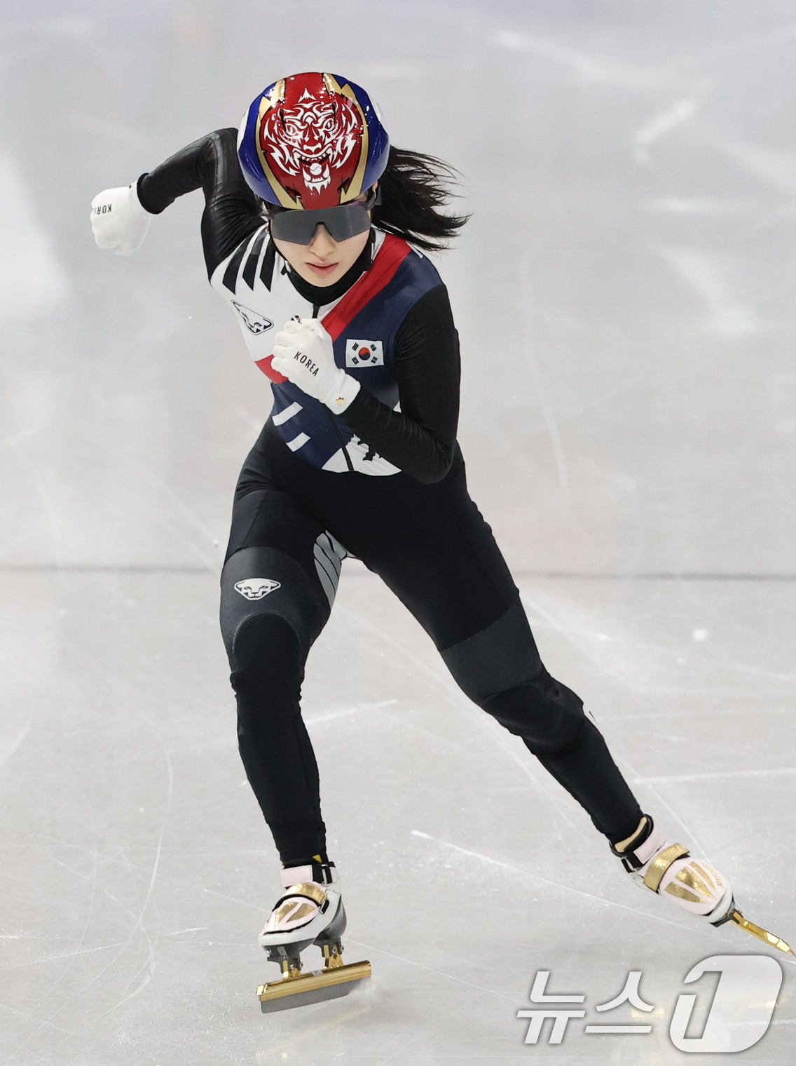 (밀라노=뉴스1) 김진환 기자 = 쇼트트랙 대표팀 김길리가 10일(현지시간) 이탈리아 밀라노 아이스 스케이팅 아레나에서 열린 여자 500m 예선을 앞두고 몸을 풀고 있다. 2026 …