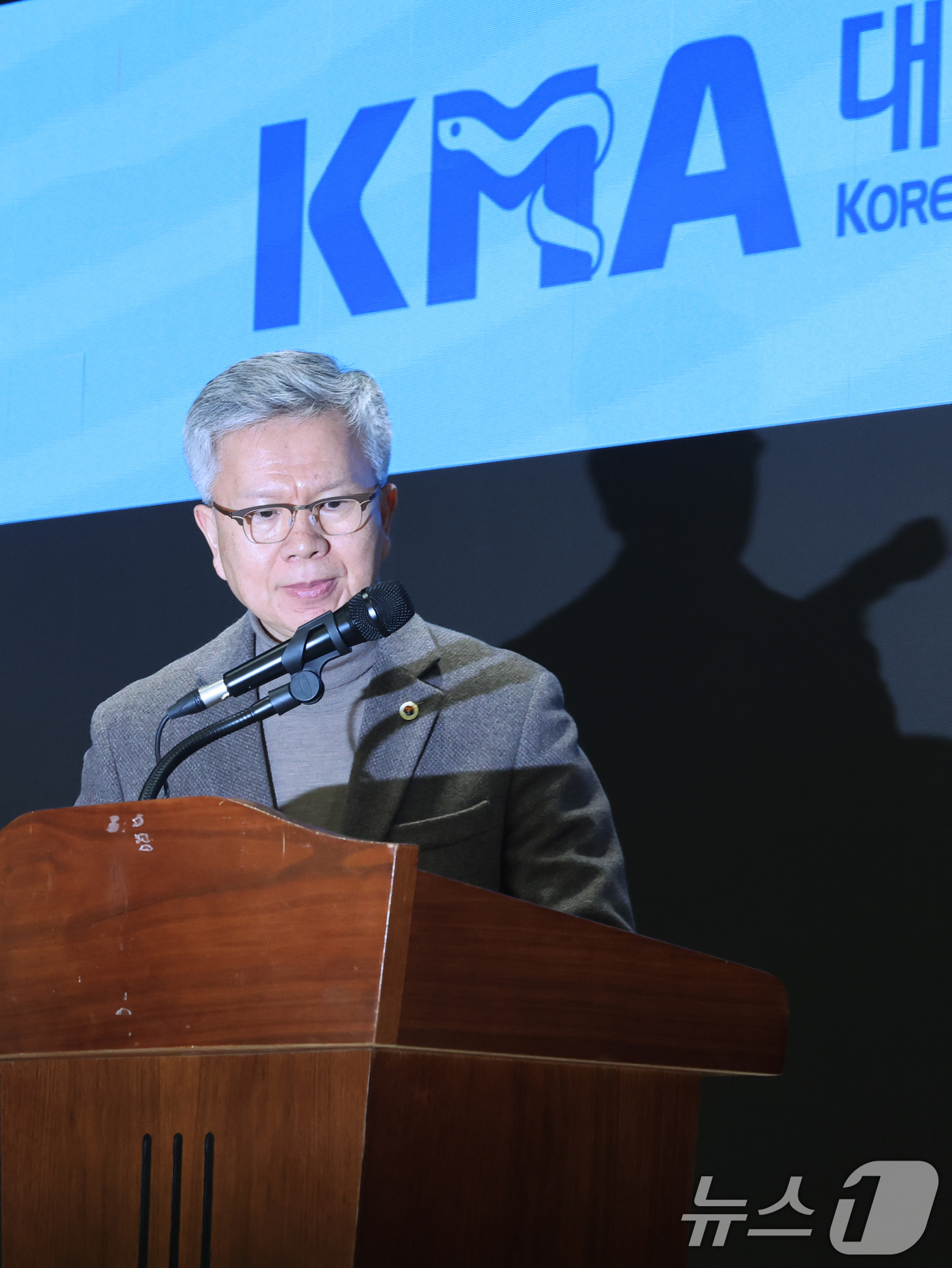 (서울=뉴스1) 황기선 기자 = 김택우 대한의사협회 회장이 10일 오후 서울 용산구 의협회관에서 정부의 의대 정원 증원 방안 등에 대한 브리핑을 위해 이동하고 있다.  2026.2 …