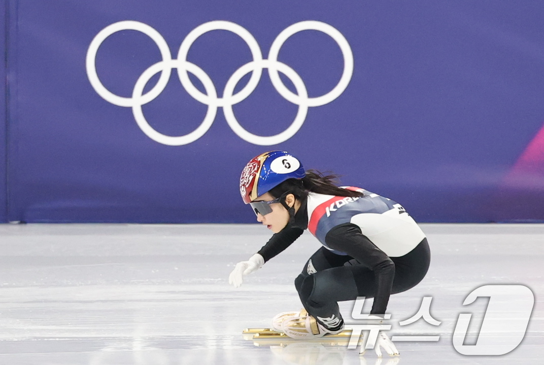 (밀라노=뉴스1) 김진환 기자 = 쇼트트랙 대표팀 김길리가 10일(현지시간) 이탈리아 밀라노 아이스 스케이팅 아레나에서 열린 여자 500m 예선에서 역주하고 있다. 김길리는 43초 …