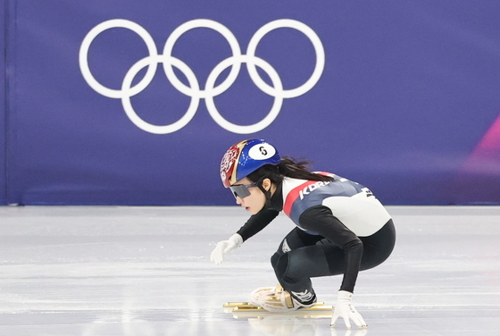 경기 앞두고 몸푸는 최민정