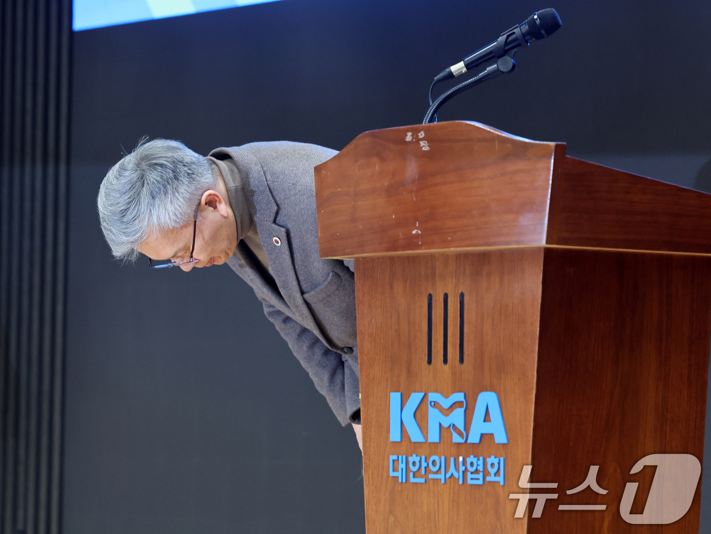 (서울=뉴스1) 황기선 기자 = 김택우 대한의사협회 회장이 10일 오후 서울 용산구 의협회관에서 정부의 의대 정원 증원 방안 등에 대한 브리핑 전 인사를 하고 있다.  2026.2 …