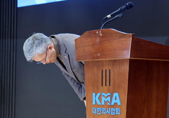 고개숙인 김택우 의협 회장…"사퇴 고민했지만 물러서지 않겠다"