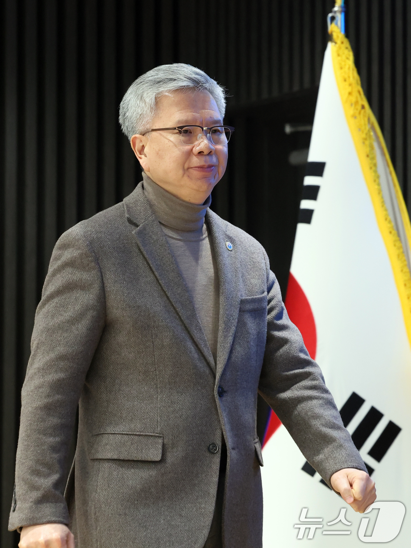 (서울=뉴스1) 황기선 기자 = 김택우 대한의사협회 회장이 10일 오후 서울 용산구 의협회관에서 정부의 의대 정원 증원 방안 등에 대한 브리핑을 위해 이동하고 있다.  2026.2 …