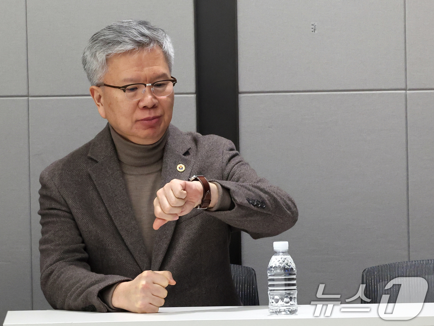 (서울=뉴스1) 황기선 기자 = 김택우 대한의사협회 회장이 10일 오후 서울 용산구 의협회관에서 정부의 의대 정원 증원 방안 등에 대한 브리핑 전 시계를 보고 있다.  2026.2 …