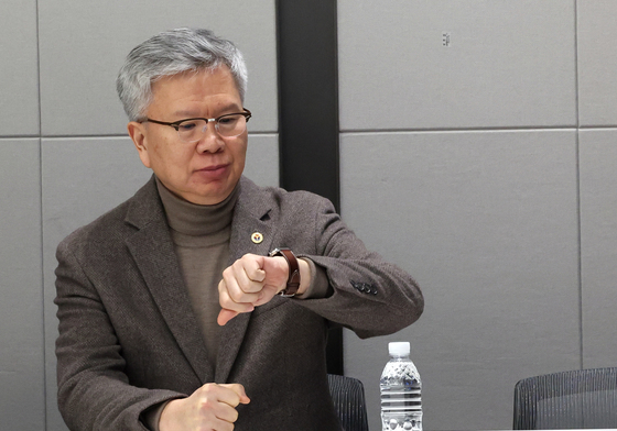 시계 보는 김택우 의협회장