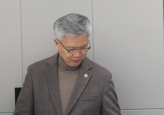 브리핑 위해 이동하는 김택우 회장