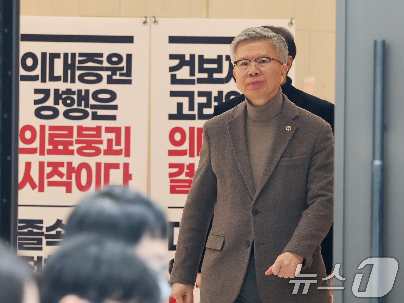 본문 이미지 - 김택우 대한의사협회 회장이 10일 오후 서울 용산구 의협회관에서 정부의 의대 정원 증원 방안 등에 대한 브리핑을 위해 이동하고 있다. 2026.2.10 ⓒ 뉴스1 황기선 기자