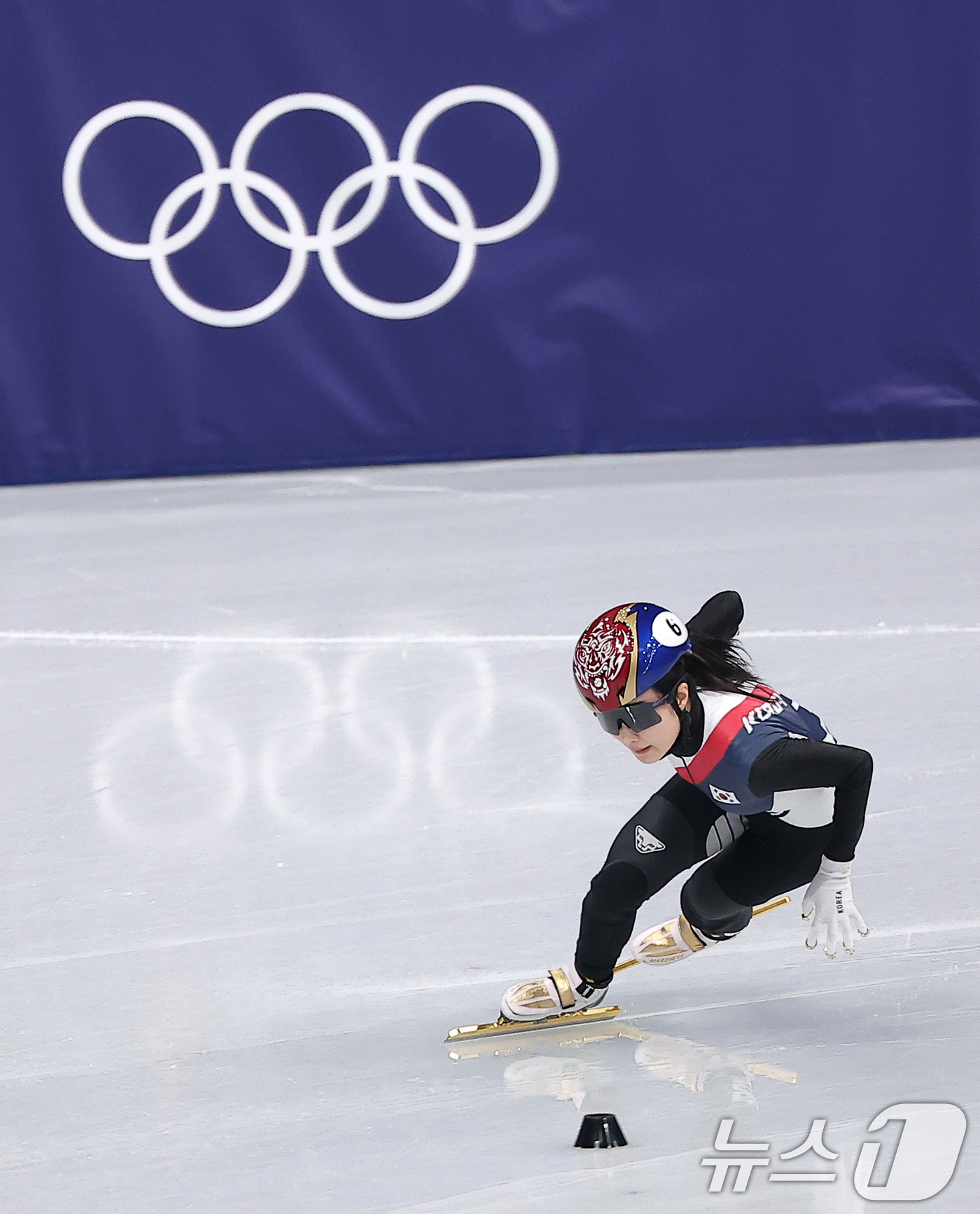 (밀라노=뉴스1) 김성진 기자 = 쇼트트랙 대표팀 김길리가 10일(현지시간) 이탈리아 밀라노 아이스 스케이팅 아레나에서 열린 여자 500m 예선에서 역주하고 있다. 2026.2.1 …