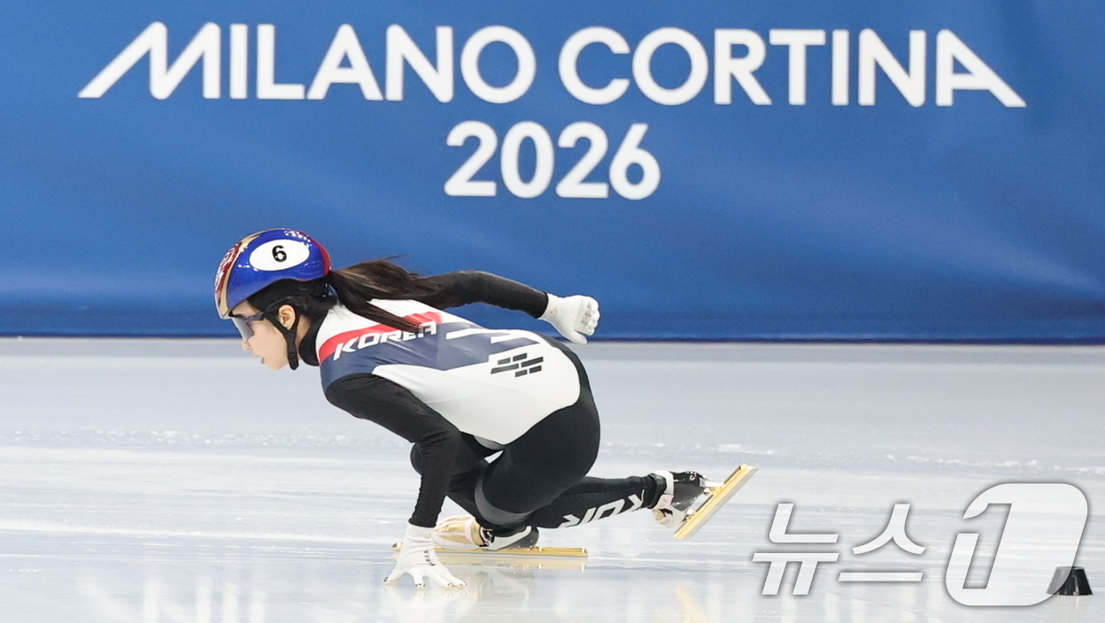 (밀라노=뉴스1) 김진환 기자 = 쇼트트랙 대표팀 김길리가 10일(현지시간) 이탈리아 밀라노 아이스 스케이팅 아레나에서 열린 여자 500m 예선에서 역주하고 있다. 김길리는 43초 …