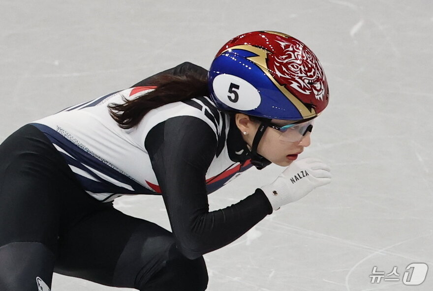본문 이미지 - 쇼트트랙 대표팀 최민정이 10일(현지시간) 이탈리아 밀라노 아이스 스케이팅 아레나에서 열린 2026 밀라노·코르티나담페초 동계올림픽 쇼트트랙 여자 500m 예선에서 역주하고 있다. ⓒ 뉴스1 김진환 기자