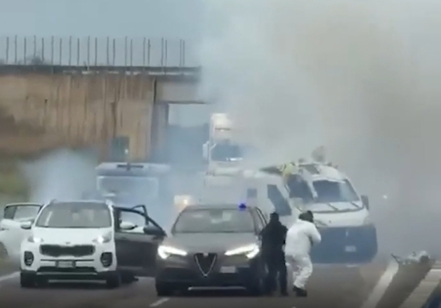 대낮 도로 한복판서 현금 수송차 폭파…대담한 伊 무장 강도단