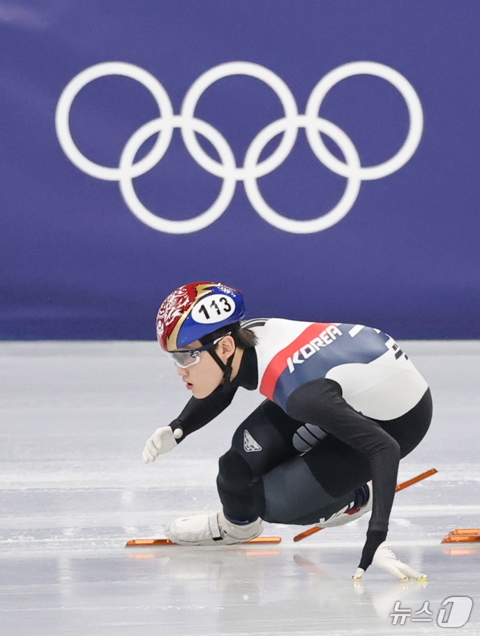 (밀라노=뉴스1) 김진환 기자 = 쇼트트랙 대표팀 임종언이 10일(현지시간) 이탈리아 밀라노 아이스 스케이팅 아레나에서 열린 남자 1000m 예선에서 역주하고 있다. 2026.2. …