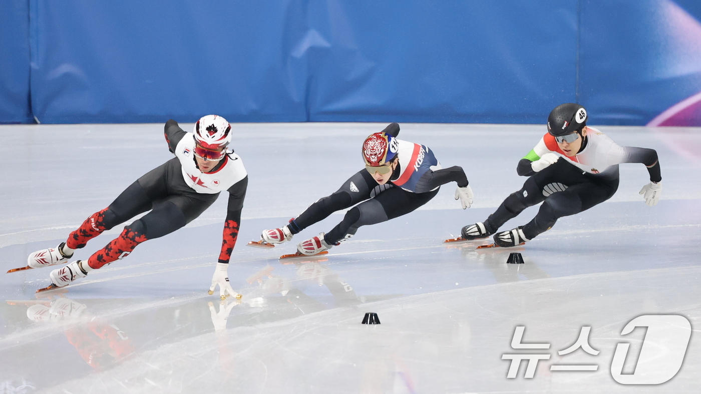 (밀라노=뉴스1) 김진환 기자 = 쇼트트랙 대표팀 신동민이 10일(현지시간) 이탈리아 밀라노 아이스 스케이팅 아레나에서 열린 남자 1000m 예선에서 역주하고 있다. 2026.2. …
