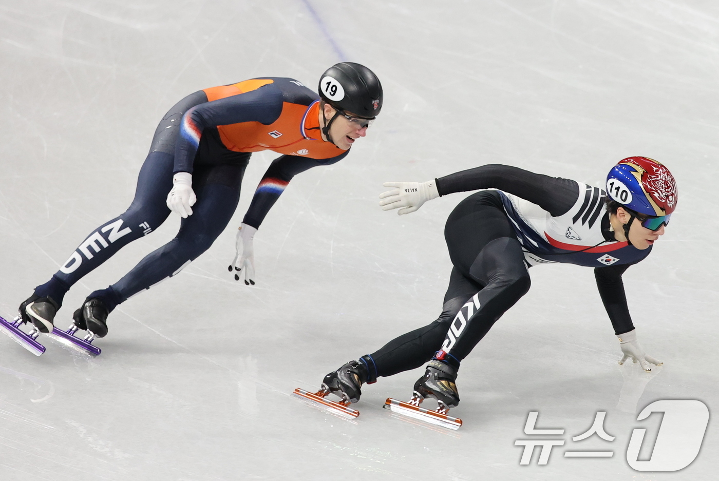 (밀라노=뉴스1) 김진환 기자 = 쇼트트랙 대표팀 황대헌이 10일(현지시간) 이탈리아 밀라노 아이스 스케이팅 아레나에서 열린 남자 1000m 예선에서 역주하고 있다. 2026.2. …