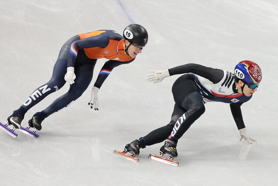 역주하는 황대헌