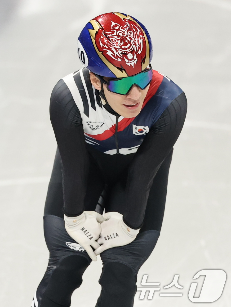 (밀라노=뉴스1) 김진환 기자 = 쇼트트랙 대표팀 황대헌이 10일(현지시간) 이탈리아 밀라노 아이스 스케이팅 아레나에서 열린 남자 1000m 예선에서 준준결승에 진출해 숨을 고르고 …
