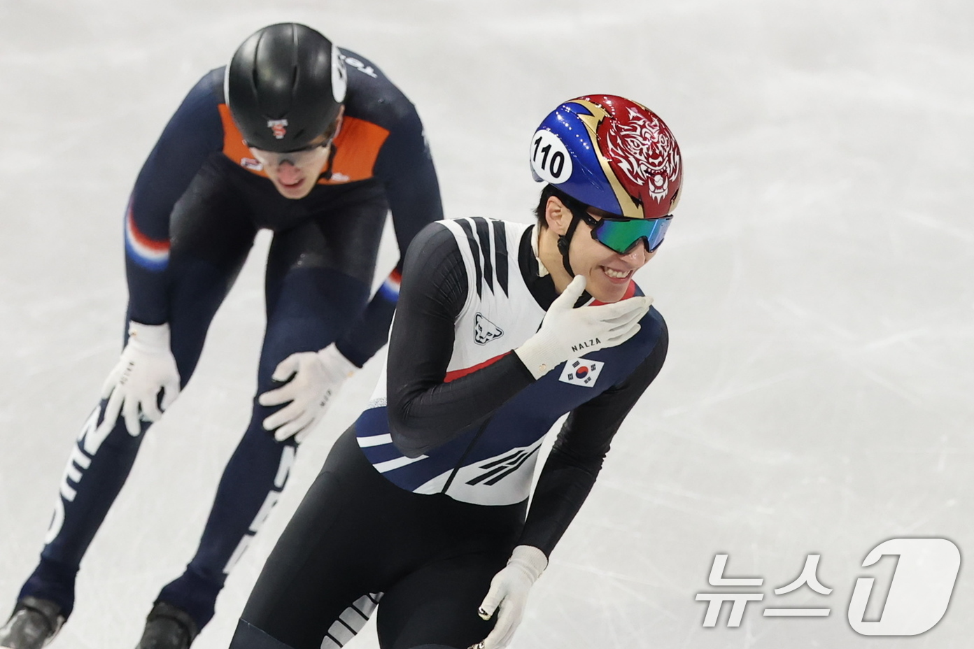 (밀라노=뉴스1) 김진환 기자 = 쇼트트랙 대표팀 황대헌이 10일(현지시간) 이탈리아 밀라노 아이스 스케이팅 아레나에서 열린 남자 1000m 예선에서 준준결승에 진출해 숨을 고르고 …