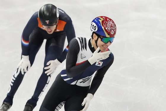 미소띈 황대헌 '준준결승 진출'