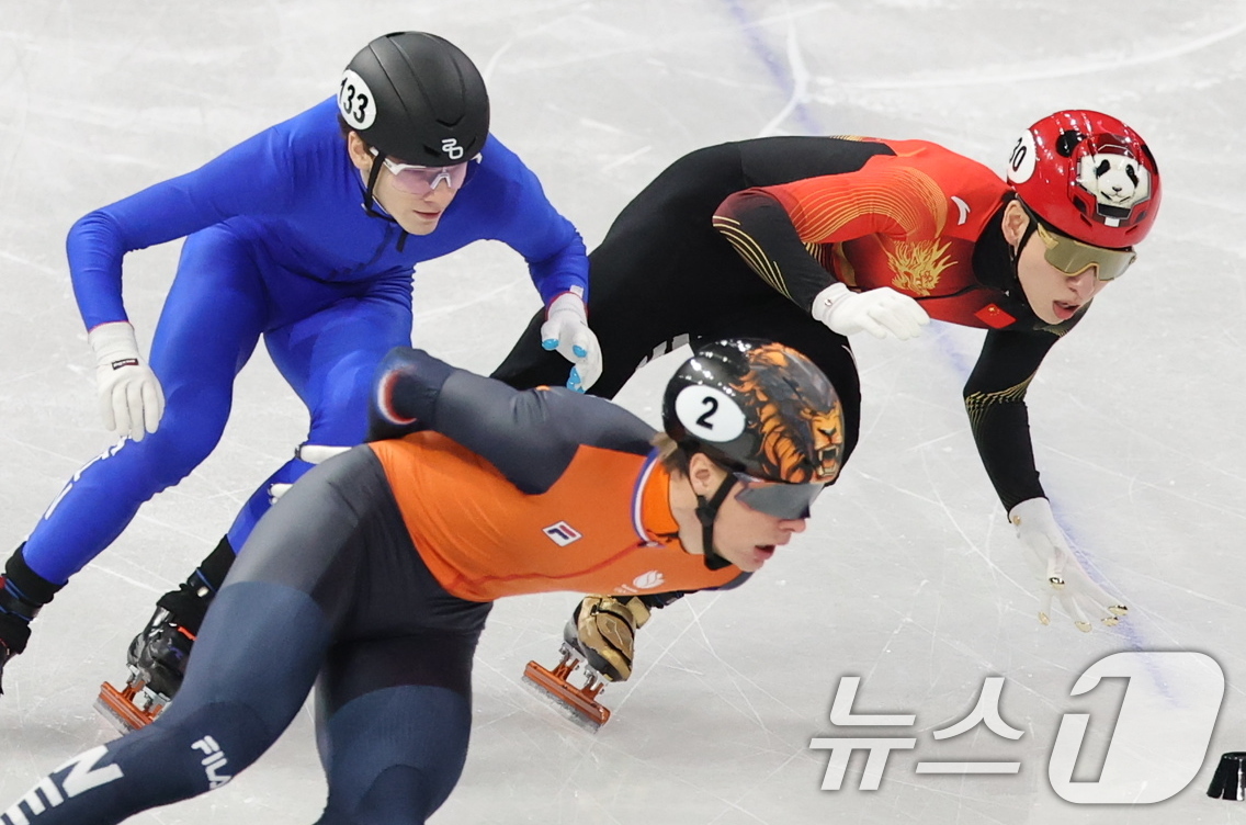 (밀라노=뉴스1) 김진환 기자 = 중국 쇼트트랙 국가대표 린샤오쥔(30, 한국명 임효준)이 10일(현지시간) 이탈리아 밀라노 아이스 스케이팅 아레나에서 열린 남자 1000m 예선에 …