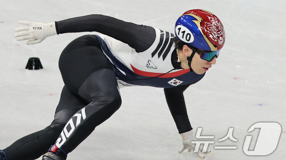 (밀라노=뉴스1) 김진환 기자 = 쇼트트랙 대표팀 황대헌이 10일(현지시간) 이탈리아 밀라노 아이스 스케이팅 아레나에서 열린 남자 1000m 예선에서 역주하고 있다. 2026.2. …