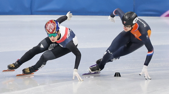 역주하는 황대헌