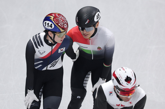 서로 격려하는 신동민·문원준