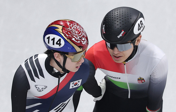 서로 격려하는 신동민·문원준