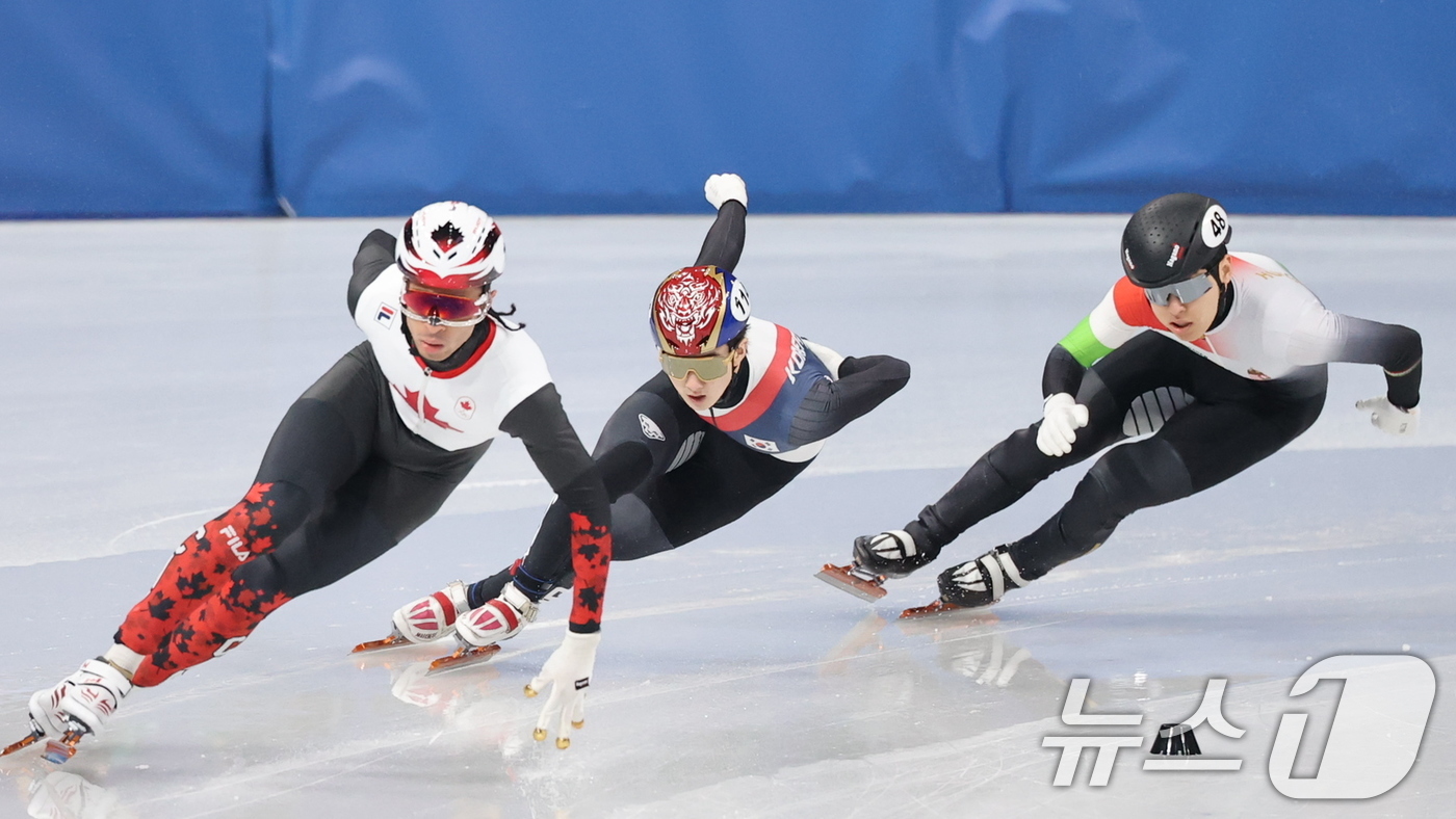 (밀라노=뉴스1) 김진환 기자 = 쇼트트랙 대표팀 신동민이 10일(현지시간) 이탈리아 밀라노 아이스 스케이팅 아레나에서 열린 남자 1000m 예선에서 역주하고 있다. 2026.2. …
