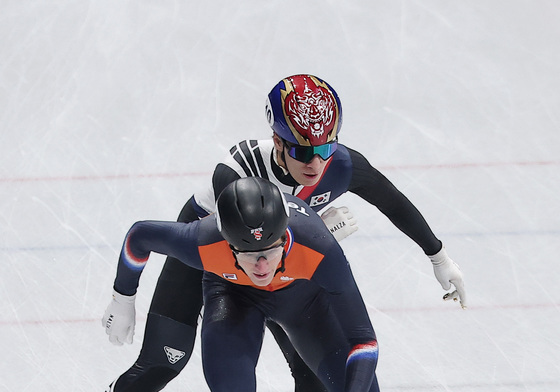 인코스 파고드는 황대헌