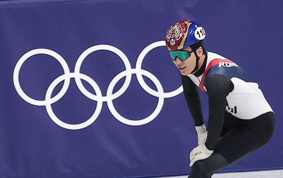 미소 짓는 황대헌