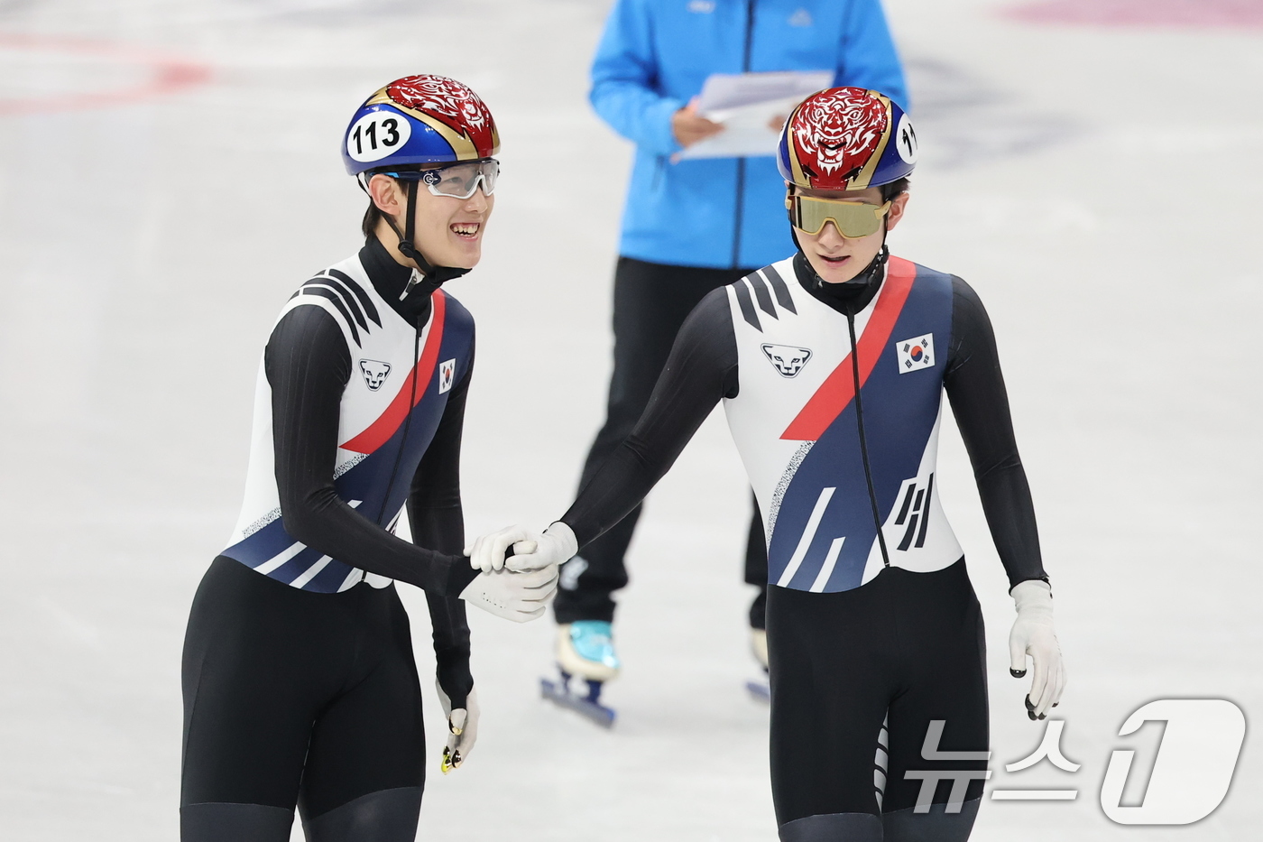 (밀라노=뉴스1) 김진환 기자 = 쇼트트랙 대표팀 임종언과 신동민이 10일(현지시간) 이탈리아 밀라노 아이스 스케이팅 아레나에서 열린 혼성 2,000m 계주 준준결승을 마친 후 기 …
