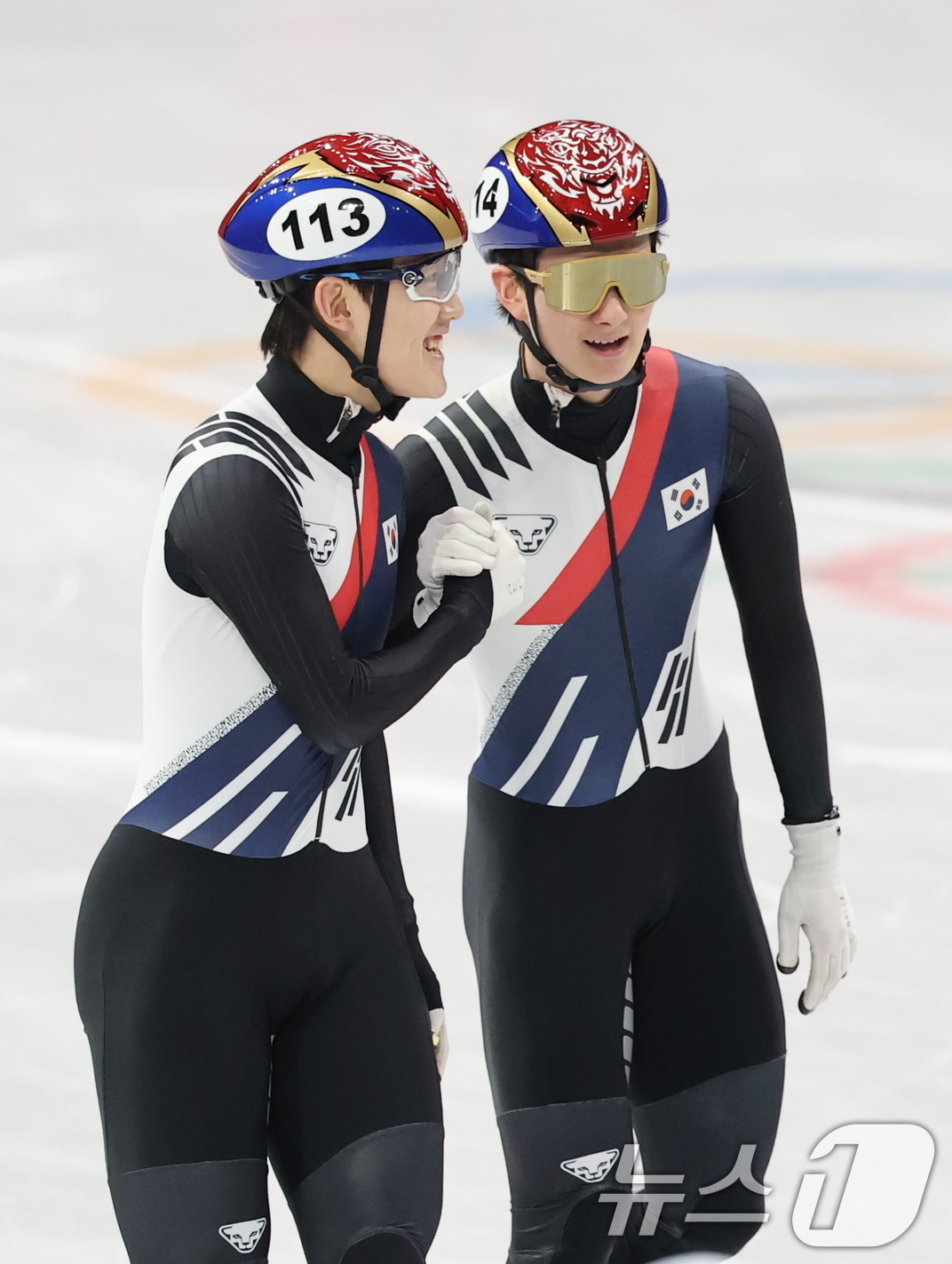 (밀라노=뉴스1) 김진환 기자 = 쇼트트랙 대표팀 임종언과 신동민이 10일(현지시간) 이탈리아 밀라노 아이스 스케이팅 아레나에서 열린 혼성 2,000m 계주 준준결승을 마친 후 기 …