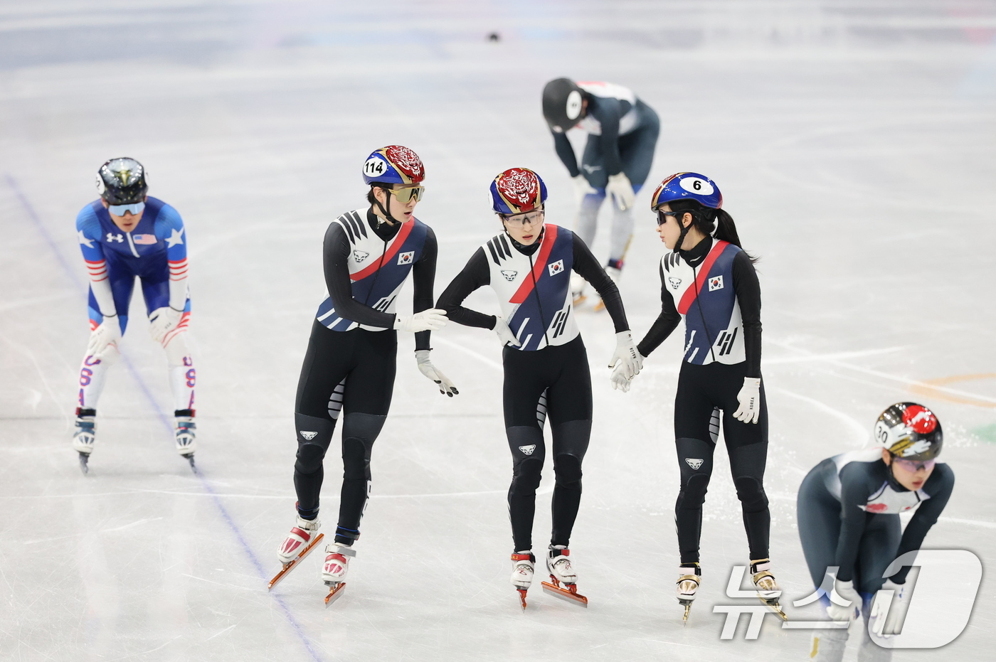 (밀라노=뉴스1) 김진환 기자 = 쇼트트랙 대표팀 신동민, 최민정, 김길리가 10일(현지시간) 이탈리아 밀라노 아이스 스케이팅 아레나에서 열린 혼성 2,000m 계주 준준결승을 마 …