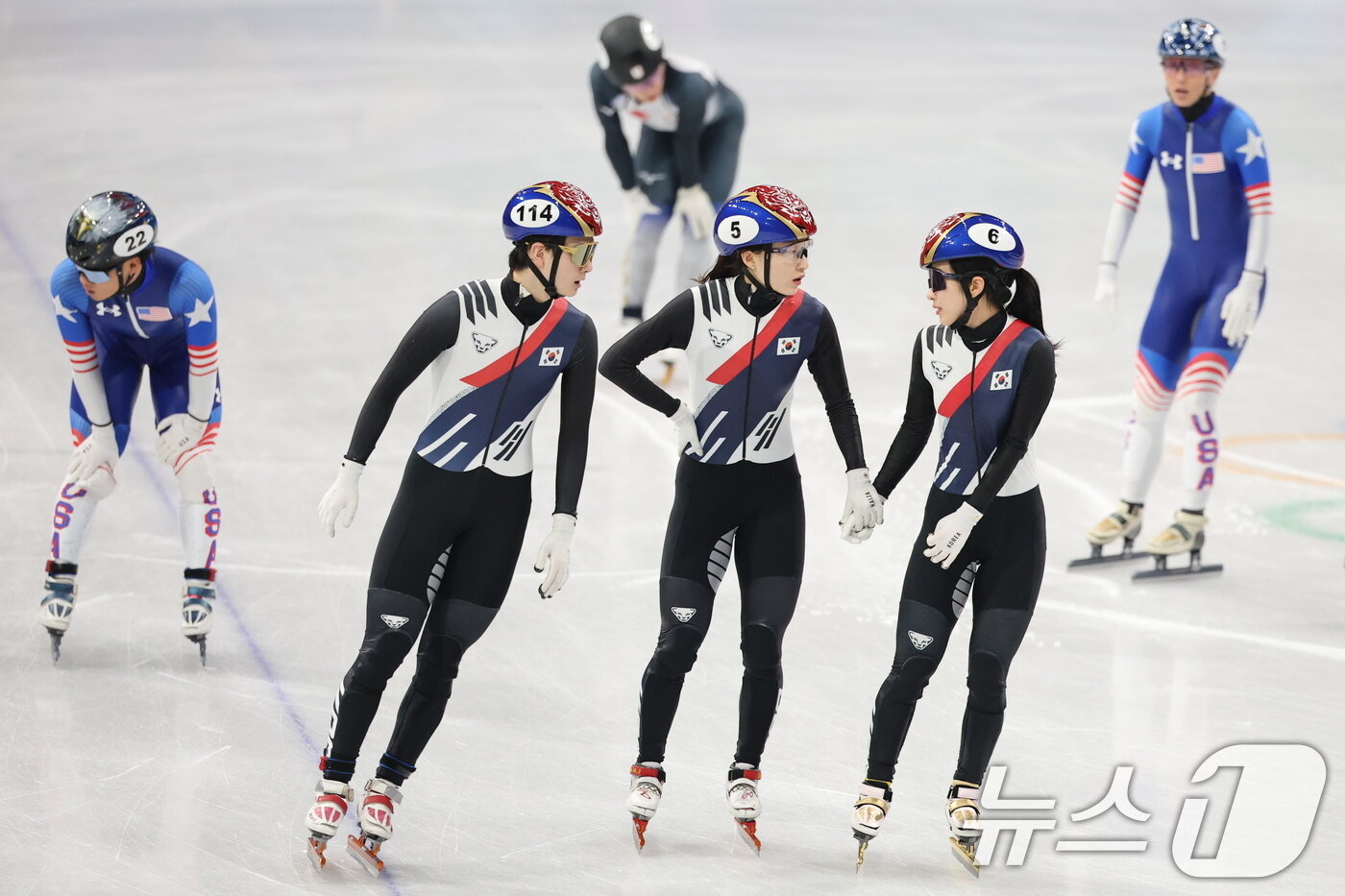 본문 이미지 - 쇼트트랙 대표팀 신동민, 최민정, 김길리가 10일(현지시간) 이탈리아 밀라노 아이스 스케이팅 아레나에서 열린 혼성 2,000m 계주 준준결승을 마치고 대화를 나누고 있다. 2026.2.10 ⓒ 뉴스1 김진환 기자