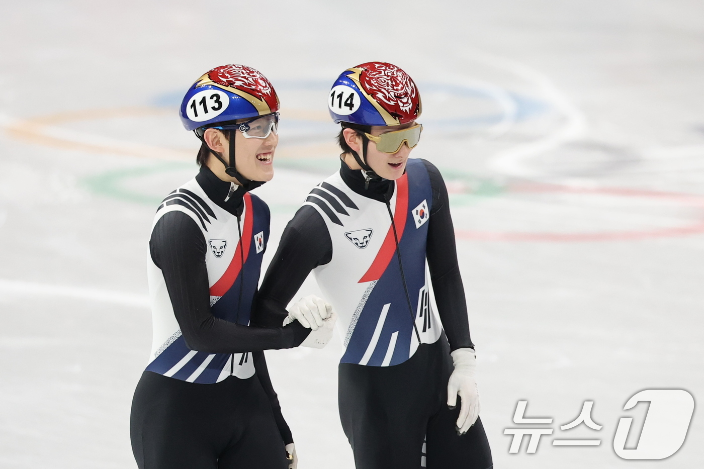 (밀라노=뉴스1) 김진환 기자 = 쇼트트랙 대표팀 임종언과 신동민이 10일(현지시간) 이탈리아 밀라노 아이스 스케이팅 아레나에서 열린 혼성 2,000m 계주 준준결승을 마친 후 기 …