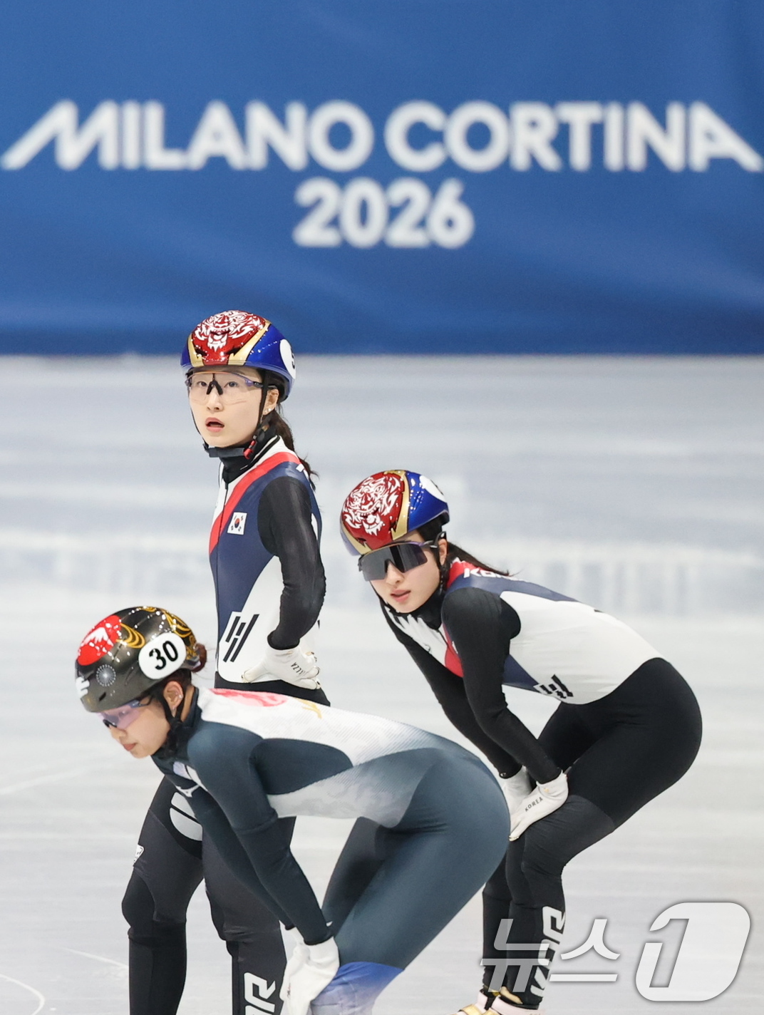 (밀라노=뉴스1) 김진환 기자 = 쇼트트랙 대표팀 최민정과 김길리가10일(현지시간) 이탈리아 밀라노 아이스 스케이팅 아레나에서 열린 혼성 2,000m 계주 준준결승을 마친 후 기록 …