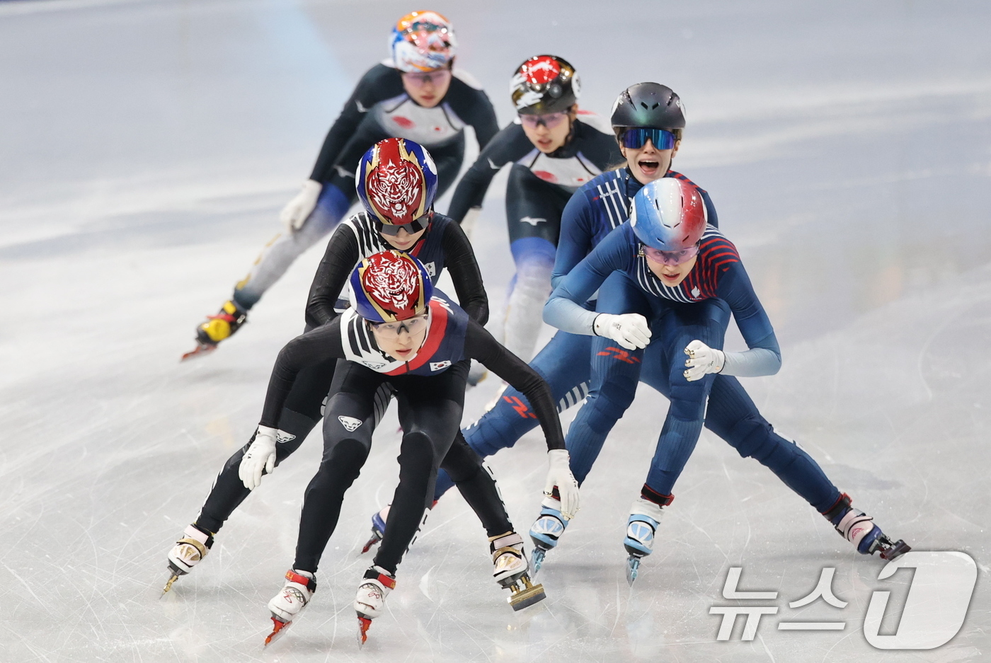 (밀라노=뉴스1) 김진환 기자 = 쇼트트랙 대표팀 최민정과 김길리가 10일(현지시간) 이탈리아 밀라노 아이스 스케이팅 아레나에서 열린 2026 밀라노·코르티나담페초 동계올림픽 쇼트 …