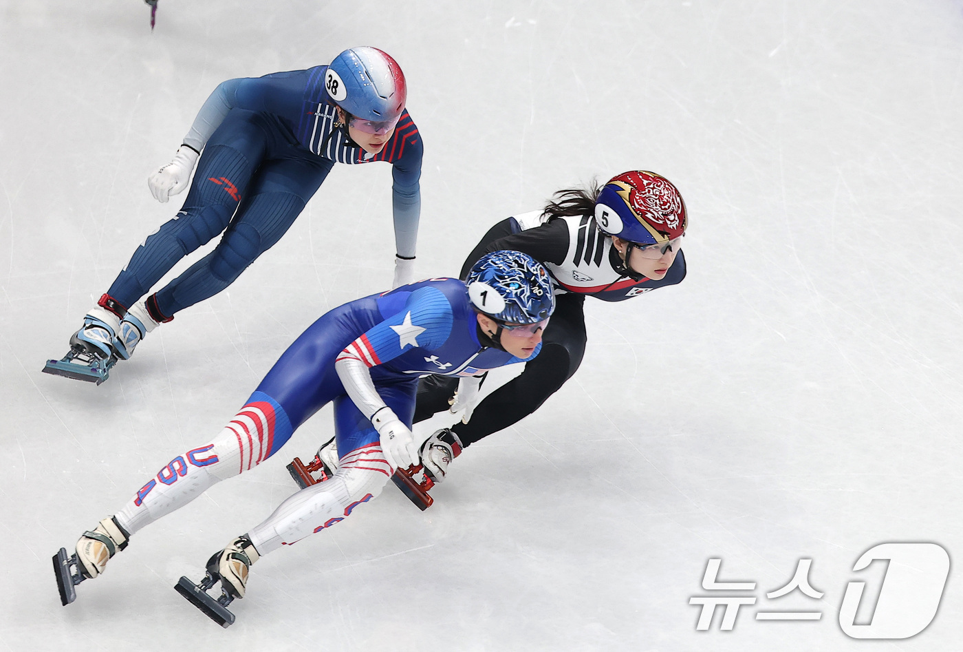 (밀라노=뉴스1) 김성진 기자 = 쇼트트랙 대표팀 최민정이 10일(현지시간) 이탈리아 밀라노 아이스 스케이팅 아레나에서 열린 2026 밀라노·코르티나담페초 동계올림픽 쇼트트랙 혼성 …