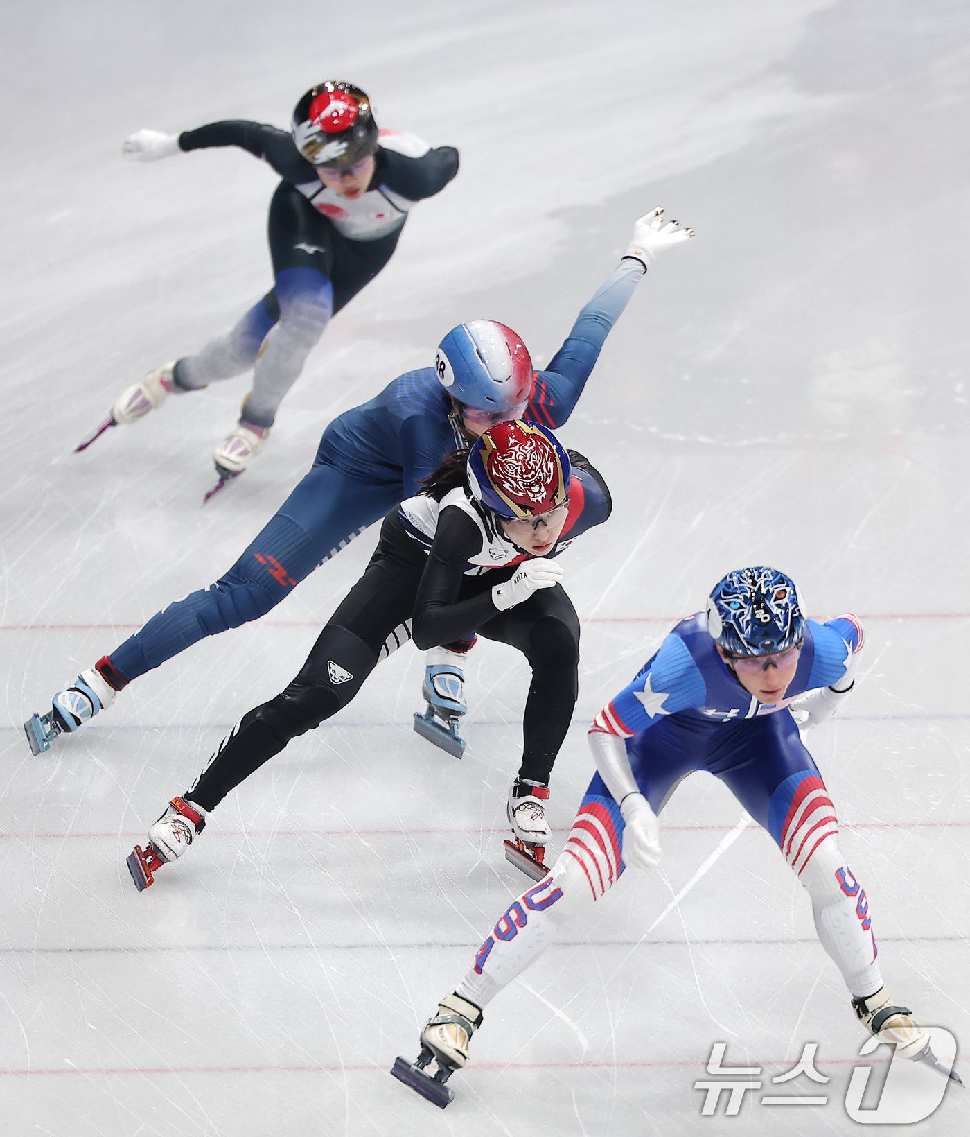 (밀라노=뉴스1) 김성진 기자 = 쇼트트랙 대표팀 최민정이 10일(현지시간) 이탈리아 밀라노 아이스 스케이팅 아레나에서 열린 2026 밀라노·코르티나담페초 동계올림픽 쇼트트랙 혼성 …