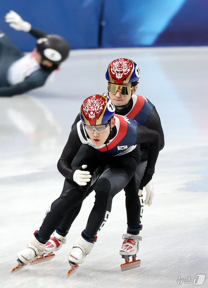 (밀라노=뉴스1) 김진환 기자 = 쇼트트랙 대표팀 임종원과 신동민이 10일(현지시간) 이탈리아 밀라노 아이스 스케이팅 아레나에서 열린 2026 밀라노·코르티나담페초 동계올림픽 쇼트 …
