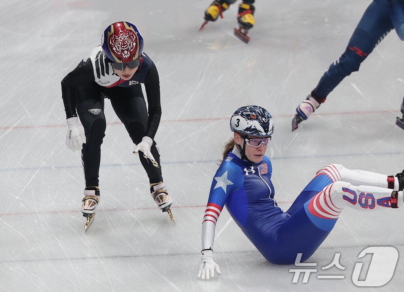 본문 이미지 - 쇼트트랙 대표팀 김길리가 10일(현지시간) 이탈리아 밀라노 아이스 스케이팅 아레나에서 열린 2026 밀라노·코르티나담페초 동계올림픽 쇼트트랙 혼성 2000m 계주 8강전에서 질주하고 있다. 2026.2.10 ⓒ 뉴스1 김성진 기자