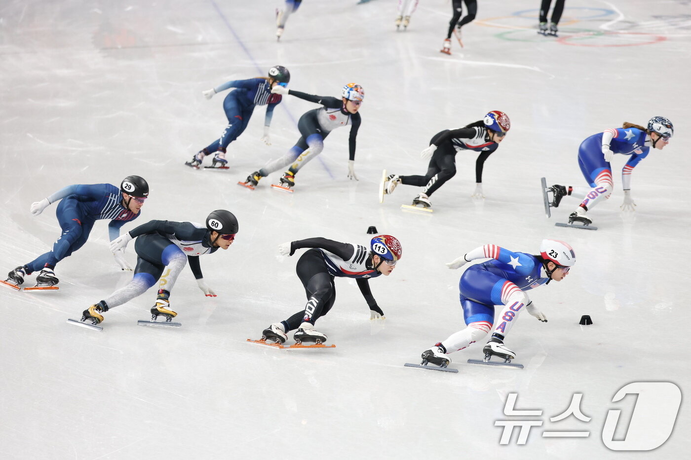 본문 이미지 - 쇼트트랙 대표팀 임종원과 김길리가 10일(현지시간) 이탈리아 밀라노 아이스 스케이팅 아레나에서 열린 2026 밀라노·코르티나담페초 동계올림픽 쇼트트랙 혼성 2000m 계주 8강전에서 질주하고 있다. 2026.2.10 ⓒ 뉴스1 김진환 기자