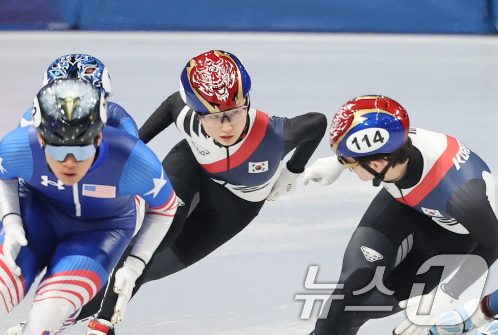(밀라노=뉴스1) 김진환 기자 = 쇼트트랙 대표팀 최민정과 신동민이 10일(현지시간) 이탈리아 밀라노 아이스 스케이팅 아레나에서 열린 2026 밀라노·코르티나담페초 동계올림픽 쇼트 …