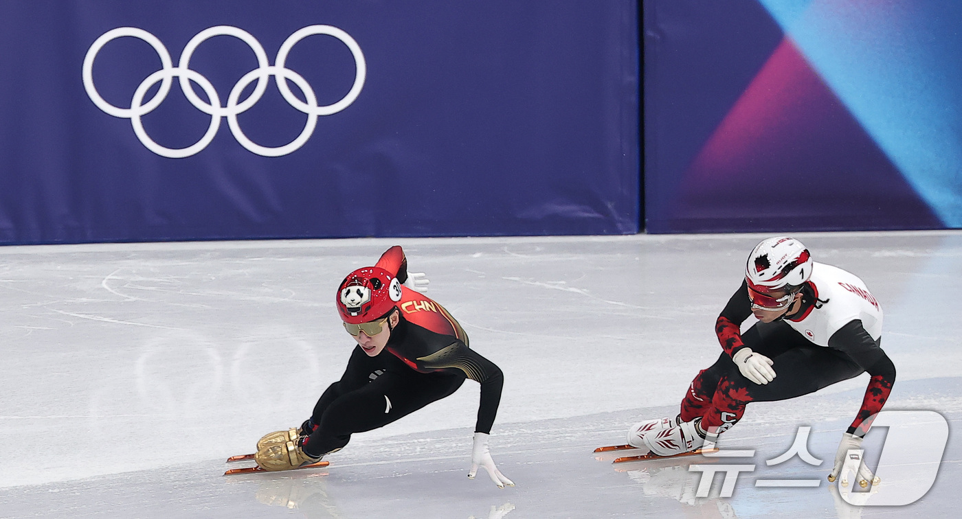 (밀라노=뉴스1) 김성진 기자 = 중국 린샤오쥔(한국명 임효준)과 캐나다 윌리엄 단지누가 10일(현지시간) 이탈리아 밀라노 아이스 스케이팅 아레나에서 열린 2026 밀라노·코르티나 …