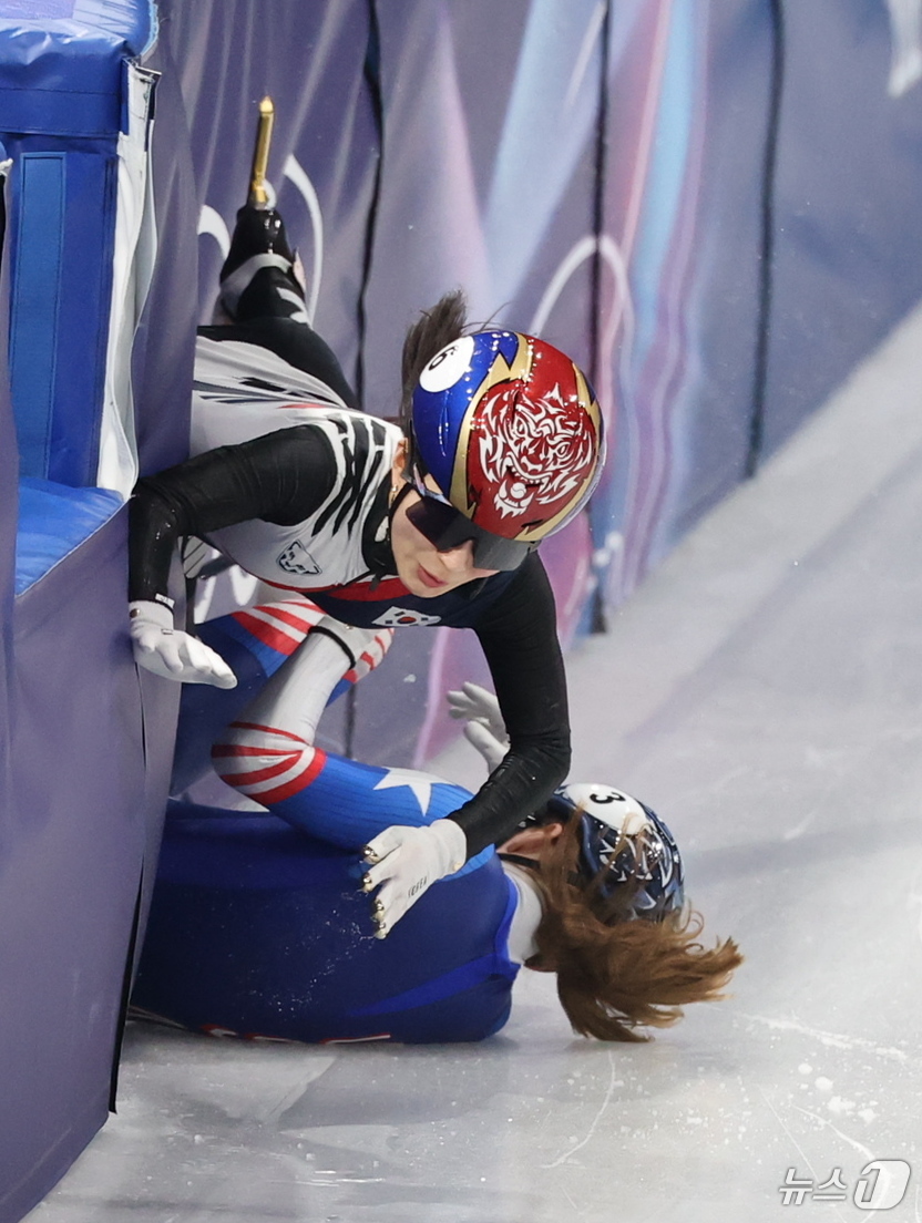 (밀라노=뉴스1) 김진환 기자 = 쇼트트랙 대표팀 김길리가 10일(현지시간) 이탈리아 밀라노 아이스 스케이팅 아레나에서 열린 혼성 2,000m 계주 준결승에서 넘어지고 있다. 20 …