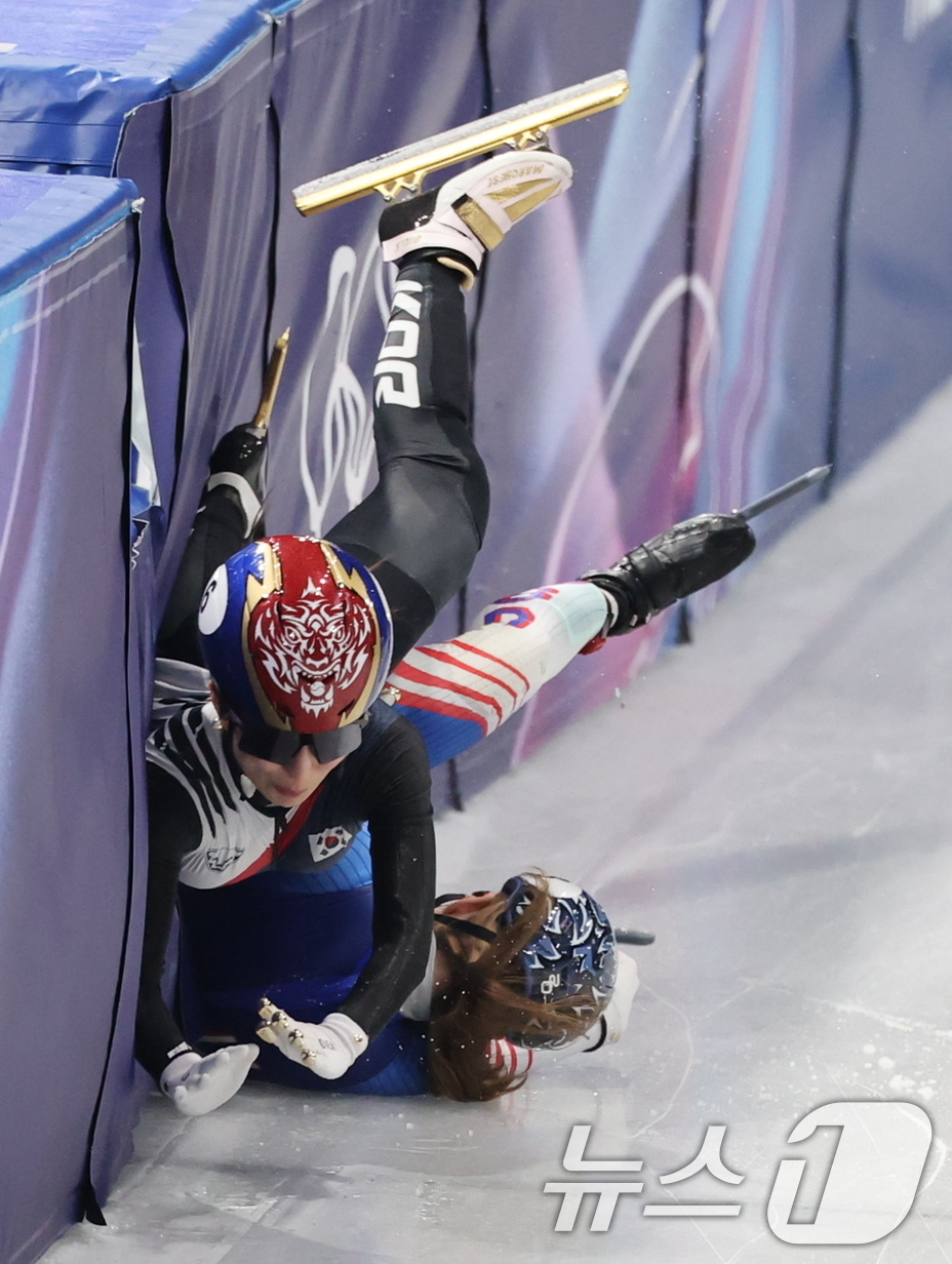 (밀라노=뉴스1) 김진환 기자 = 쇼트트랙 대표팀 김길리가 10일(현지시간) 이탈리아 밀라노 아이스 스케이팅 아레나에서 열린 혼성 2,000m 계주 준결승에서 넘어지고 있다. 20 …