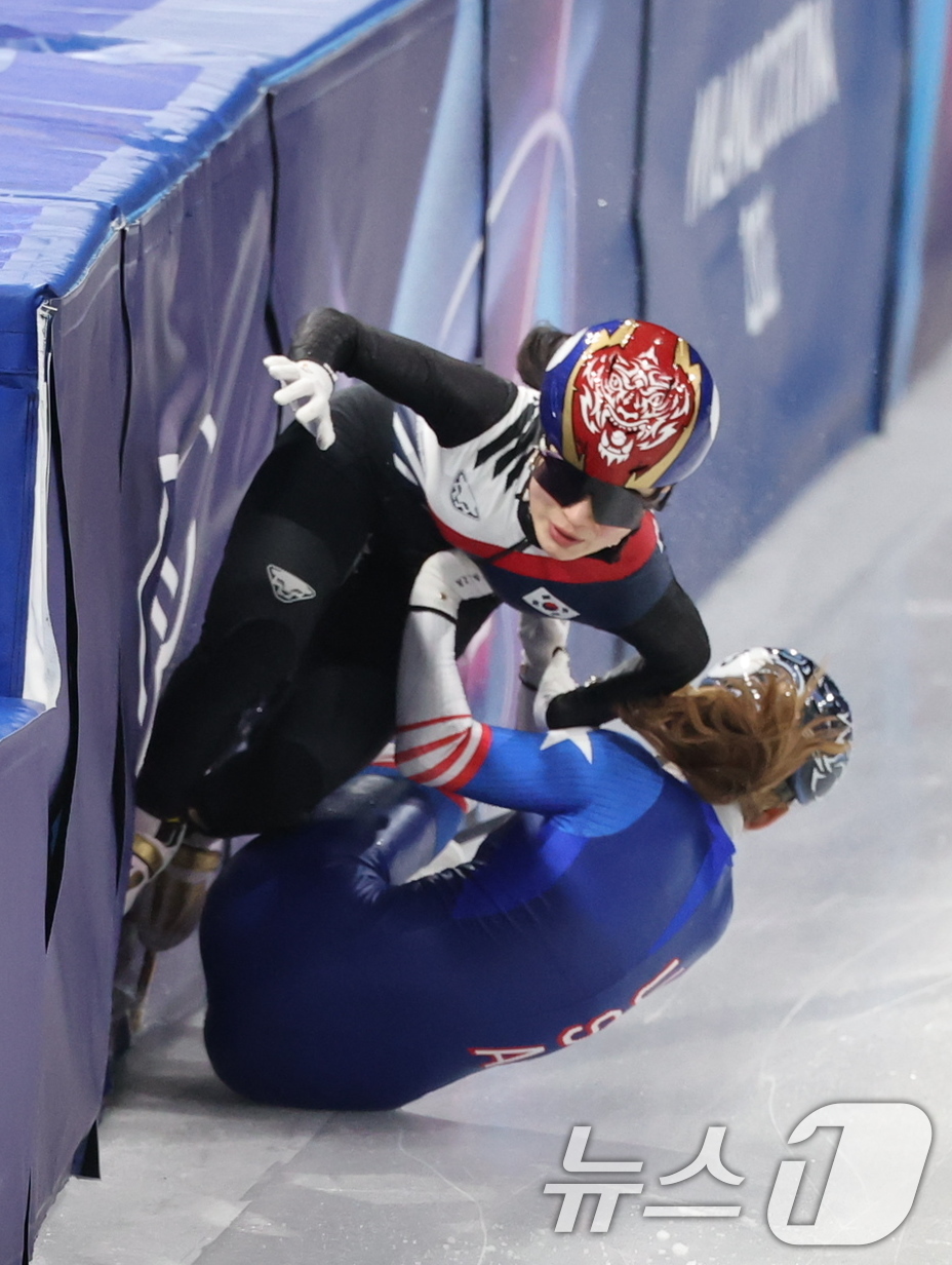 (밀라노=뉴스1) 김진환 기자 = 쇼트트랙 대표팀 김길리가 10일(현지시간) 이탈리아 밀라노 아이스 스케이팅 아레나에서 열린 혼성 2,000m 계주 준결승에서 미국 선수에게 걸려 …