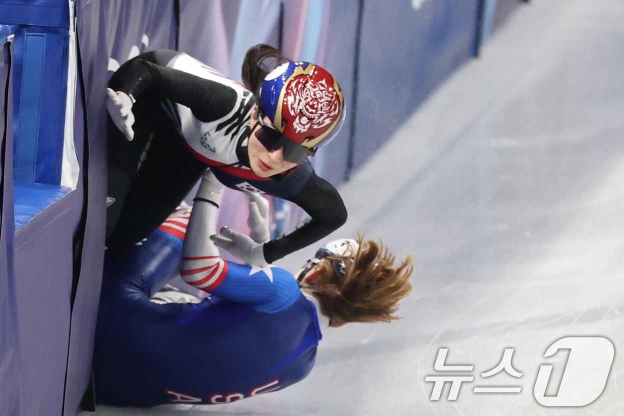 (밀라노=뉴스1) 김진환 기자 = 쇼트트랙 대표팀 김길리가 10일(현지시간) 이탈리아 밀라노 아이스 스케이팅 아레나에서 열린 혼성 2,000m 계주 준결승에서 넘어지고 있다. 20 …