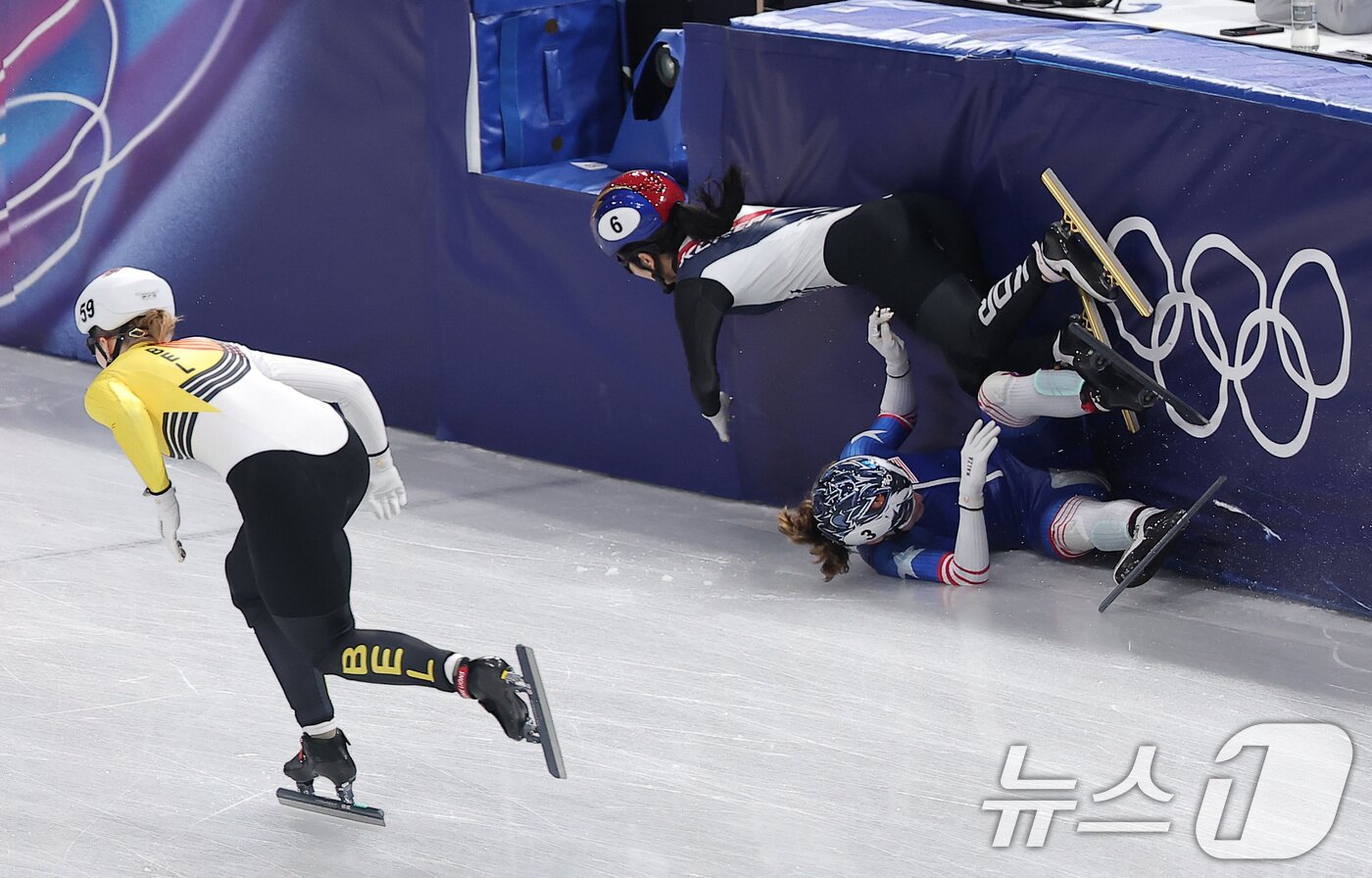 본문 이미지 - 쇼트트랙 대표팀 김길리가 10일(현지시간) 이탈리아 밀라노 아이스 스케이팅 아레나에서 열린 2026 밀라노·코르티나담페초 동계올림픽 쇼트트랙 혼성 2000m 계주 준결승에서 미국 선수와 충돌하고 있다. 2026.2.10 ⓒ 뉴스1 김성진 기자